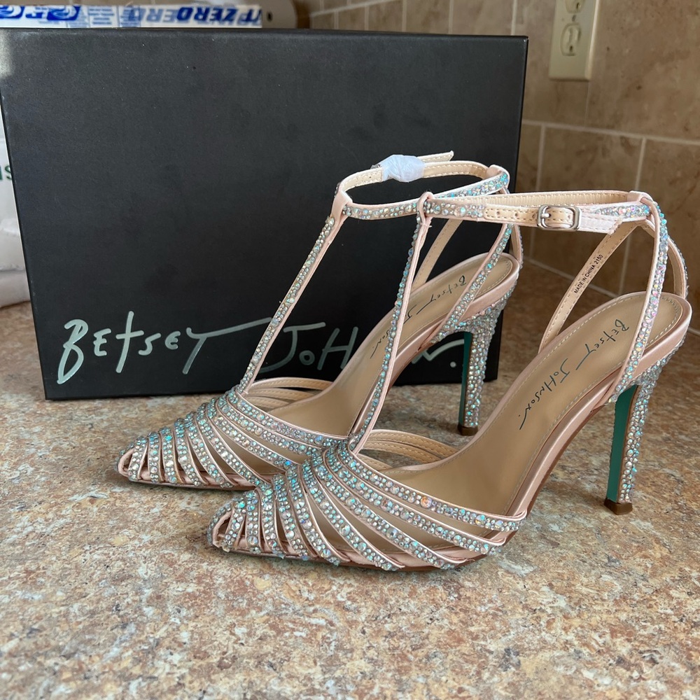 Betsey Johnson ALI Size 6 Champagne Heels